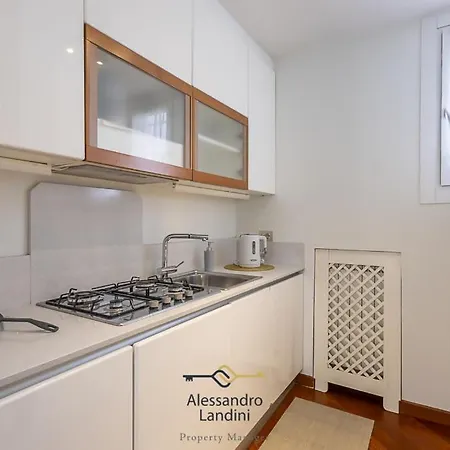 Casa Elegante Parking Privato 호텔 *